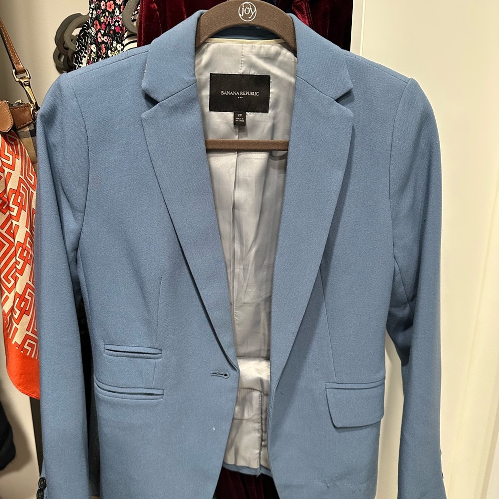 Banana Republic blazer. Size 2. Heather grey collar can be worn up or down